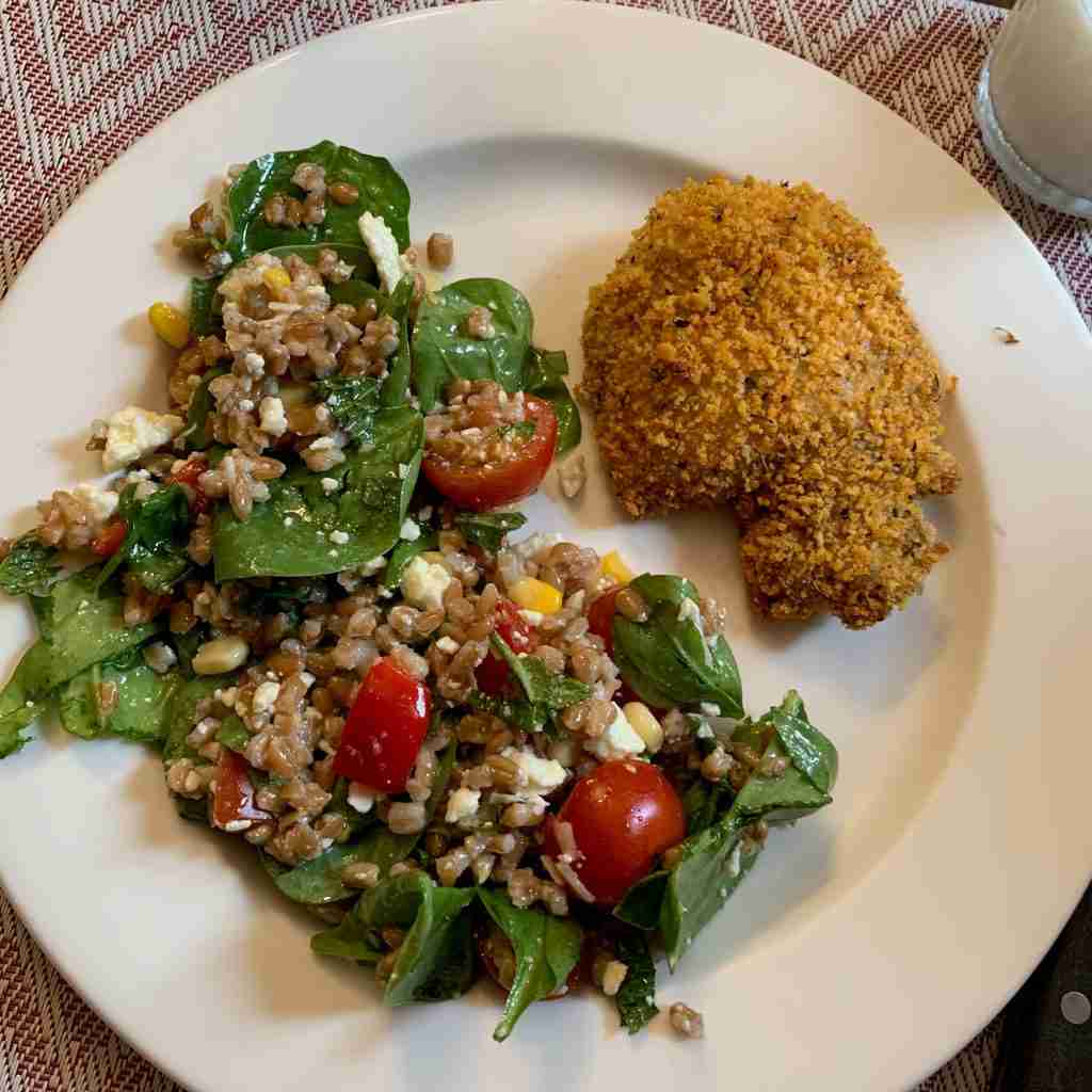 Low-sodium crispy chicken with lentil salad dinner